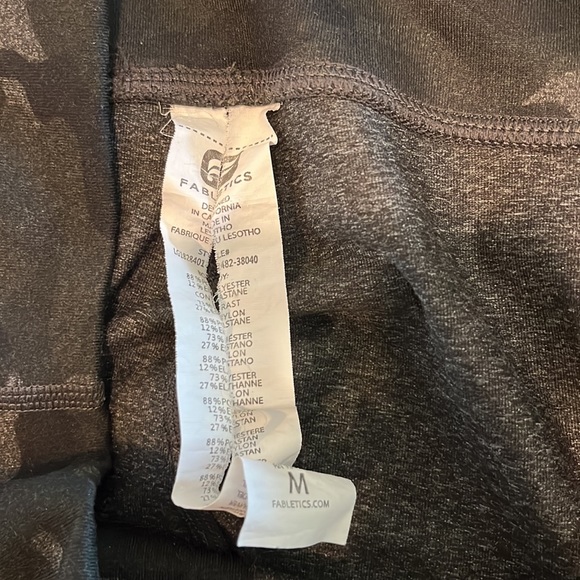 Fabletics Black and Gray Camo Fabric Mid-rise Hidden ID Pocket Size Medium - Picture 5 of 5